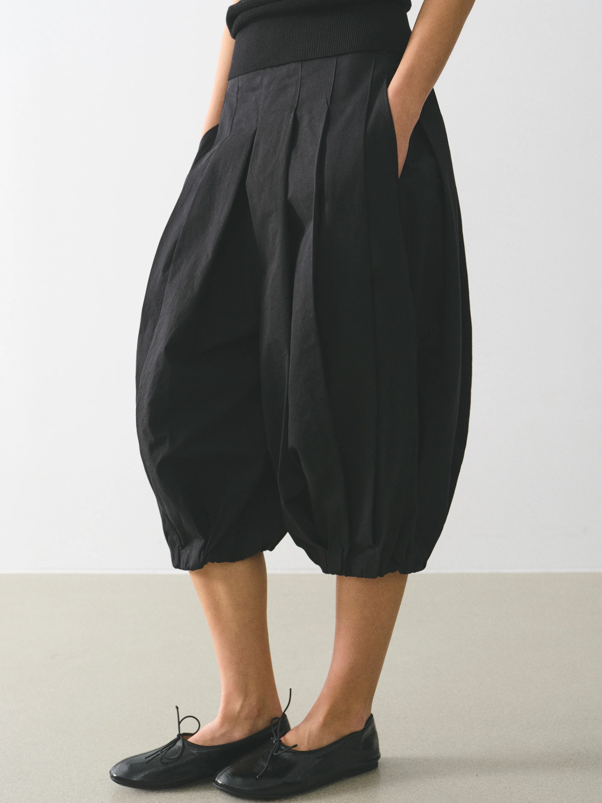 Gathered Capri Pants, Black